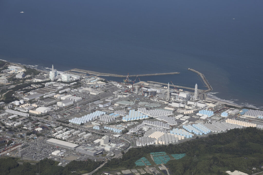 東京電力によると、原子炉3基の燃料デブリを冷却した水（オリンピックサイズのプール500杯分以上）は、トリチウム以外のすべての放射性物質が浄化されて、安全である。（AFP）