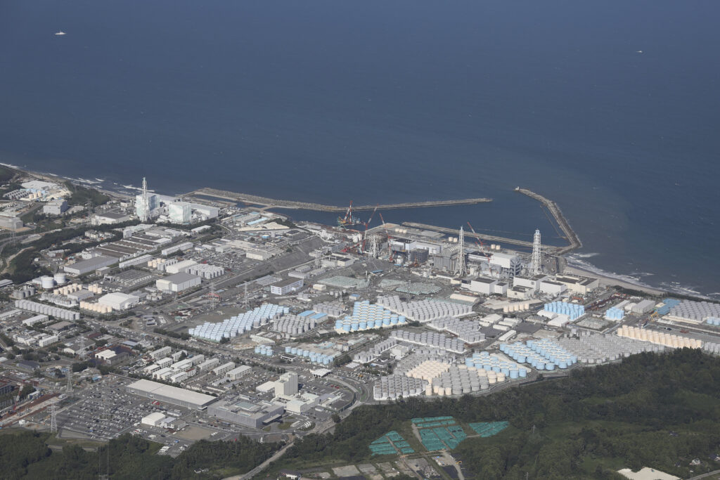 東京電力によると、原子炉3基の燃料デブリを冷却した水(オリンピックサイズのプール500杯分以上)は、トリチウム以外のすべての放射性物質が浄化されて、安全である。(AFP)