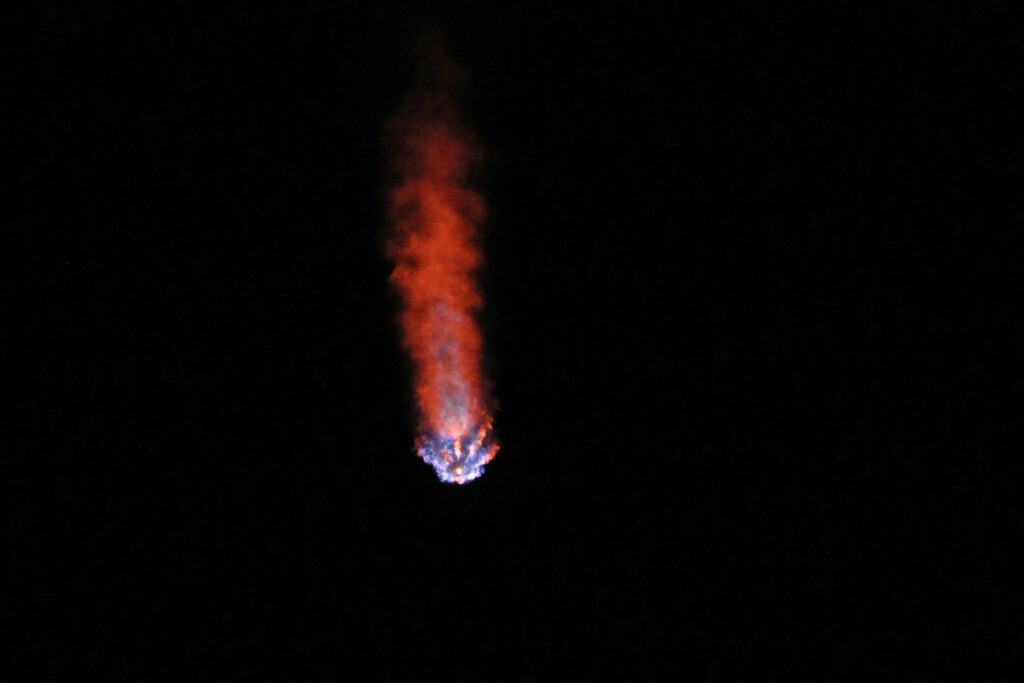 クルードラゴンは約１２分後にロケットから分離され、ＩＳＳに向かう軌道に投入。(AFP)