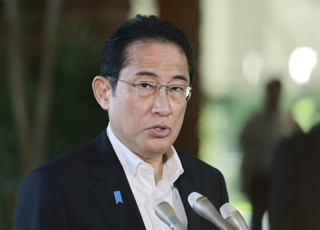岸田首相は、政府は平均最低賃金を今年の時給1,004円から2030年代半ばまでに1,500円（10.29ドル）に引き上げることを目指すと述べた。（AFP）