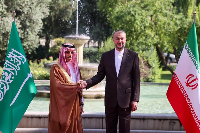 サウジアラビアのファイサル・ビン・ファルハーン外務大臣と握手する、イランのホセイン・アミラブドラヒアン外相（右）。2023年6月17日（AFP）