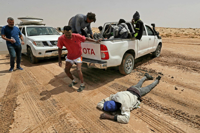 2023年7月30日、リビア・チュニジア国境のアルアッサー付近の無人地帯に到着後、疲労と脱水症状で倒れるアフリカ系移民。(AFP）