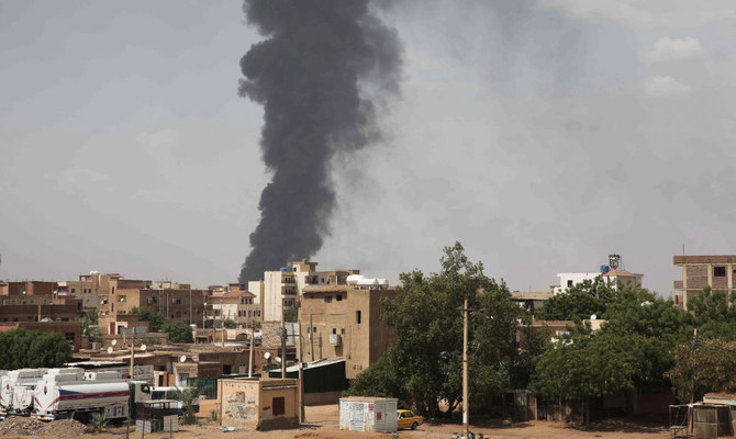 2023年6月8日、スーダン国軍と準軍事組織の即応支援部隊(RSF)との戦闘が続く中、スーダンの首都ハルツーム上空に煙が立ち上る。主要人権団体は2023年8月3日木曜日、スーダンで対立する2つの武力勢力は現在進行中の紛争において、民間人の大量殺害、女性へのレイプ、性奴隷など広範な戦争犯罪を犯していると発表した。(AP通信)