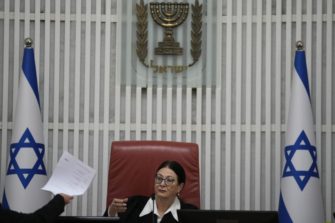 首相の解任を医学的および精神的な能力喪失時に限定する法律に対する嘆願の審理中、裁判官席に座ったイスラエル最高裁判所のエスター・ハユット長官。（AP通信）