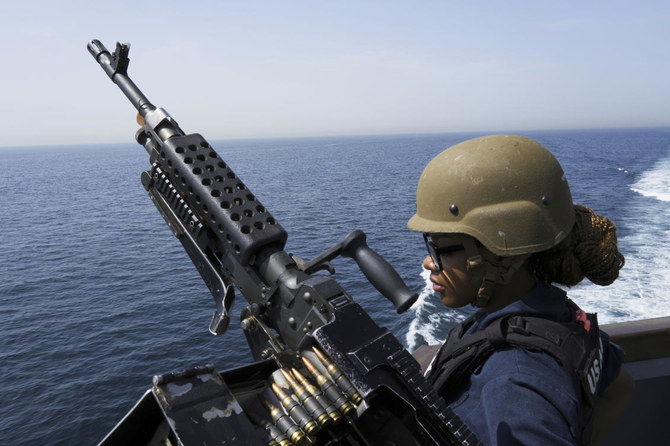 ホルムズ海峡でUSSポール・ハミルトン艦上の機関銃の傍に立って警戒にあたる、テネシー州クラークスビルの米海軍小売サービススペシャリストのアーテイジャ・スチュワート氏。（ファイル/AP）