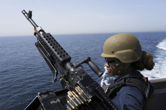 ホルムズ海峡でUSSポール・ハミルトン艦上の機関銃の傍に立って警戒にあたる、テネシー州クラークスビルの米海軍小売サービススペシャリストのアーテイジャ・スチュワート氏。(ファイル/AP)