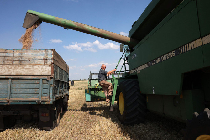 2023年8月4日、ウクライナのドネツク州クラマトルスク近郊の農場で、ロシアの侵攻を受ける中、小麦の収穫が行われる様子。サウジアラビアは、世界の「パンかご」から食料輸出を中断させ、世界の食料供給に影響を及ぼす戦争を終結させるための協議を主催する。(AFP）