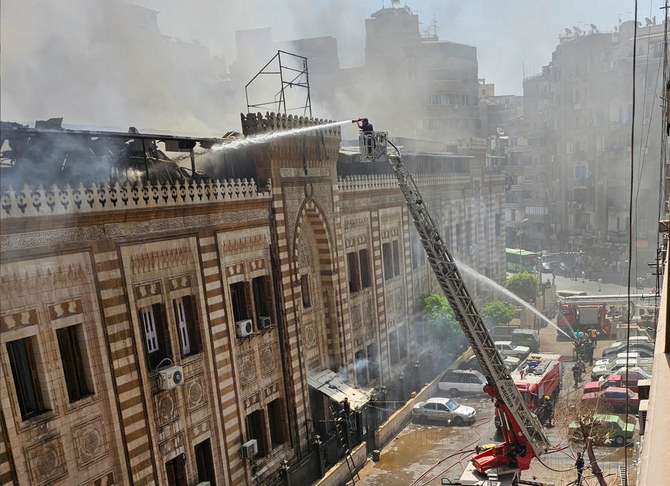 2023年8月5日、エジプトのカイロ中央にある歴史的なネオイスラム様式の省舎で発生した火事を消すエジプトの消防隊。（ロイター）