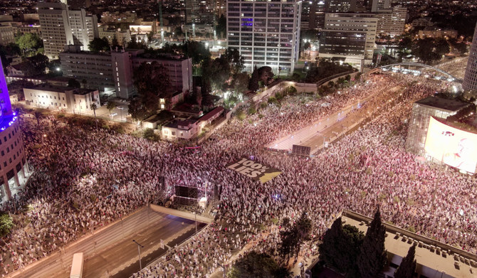 2023年8月5日、イスラエルのテルアビブにて、イスラエルのベンヤミン・ネタニヤフ首相と首相が率いる民族主義の連立政権による、司法改革に対するデモに参加した抗議者を写した空中写真。（ロイター）