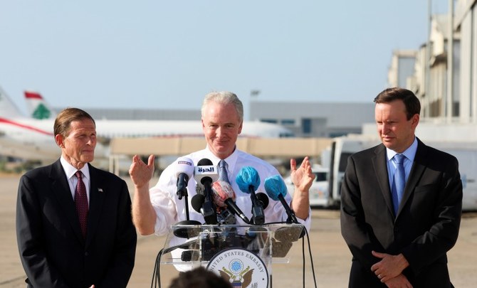 ベイルート国際空港で記者会見するクリス・ヴァン・ホーレン米上院議員(レバノン、2021年9月1日)。(ロイター)