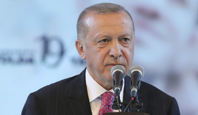 2020年8月13日木曜日遅く、トルコのアンカラで党員に演説するレジェップ・タイイップ・エルドアン大統領。（AP）