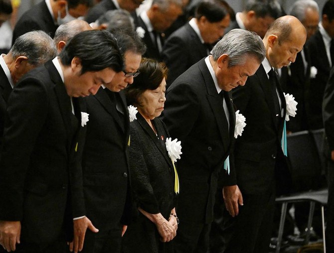 長崎で行われた平和記念式典で、午前11時2分、被爆者の工藤武子さん（左から3人目）ら代表者85歳が原爆投下時刻に黙祷を捧げる。(ファイル/AFP)