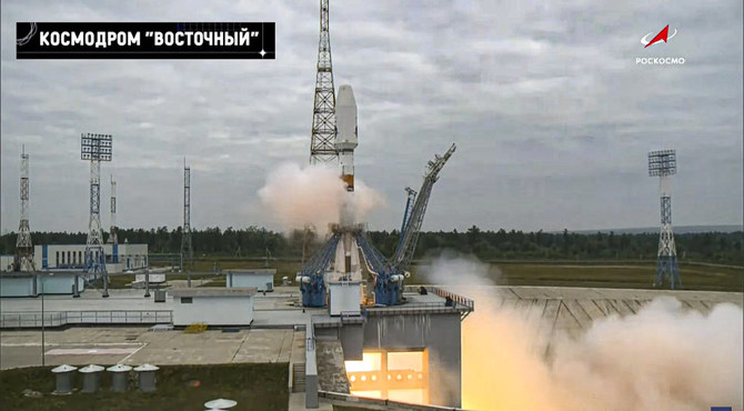 2023年8月11日、ロシア極東にあるボストーチヌイ宇宙基地の発射台から離陸する、月着陸自動ステーション「ルナ25号」を乗せた「ソユーズ2.1b」ロケット。(国営宇宙公社ロスコスモス提供、AP通信より)