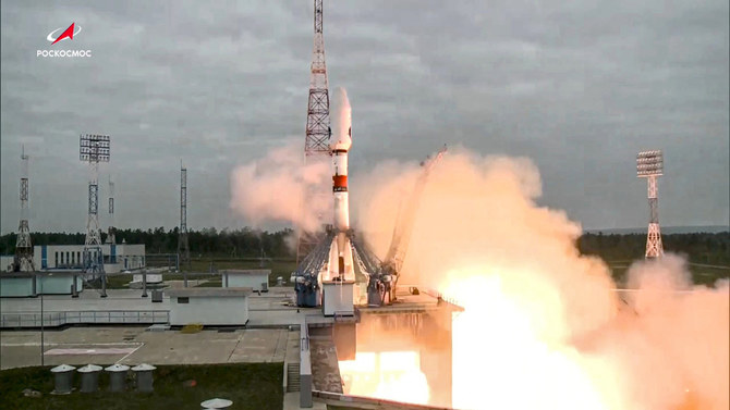 2023年8月11日、ロシア極東にあるボストーチヌイ宇宙基地の発射台から離陸する、月着陸自動ステーション「ルナ25号」を乗せた「ソユーズ2.1b」ロケット。(国営宇宙公社ロスコスモス提供、AP通信より)