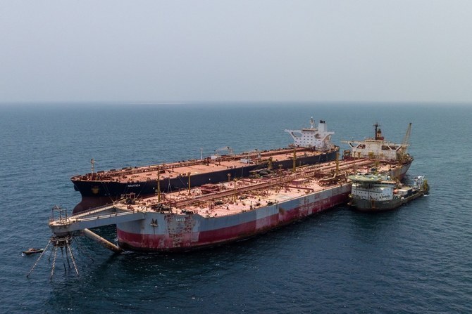 ホダイダ沖の紅海で、国連のノーティカ号がイエメン船籍のFSOセイファー号のそばに係留し、壊滅的な原油流出の危機を回避するため、朽ち果てたタンカーから100万バレル以上の石油を汲み上げた。(ファイル/AFP）