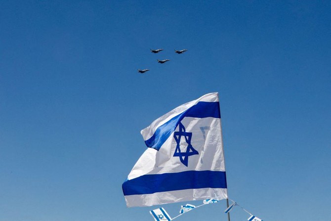 イスラエルのテルアビブで開催された航空ショーでイスラエル国旗の上方を低空飛行（ファイル／ロイター）