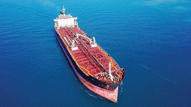 2020年6月17日、イエメンのラスイッサ港沖に停泊するタンカー「FSOセイファー」。（AP通信/ファイル写真）