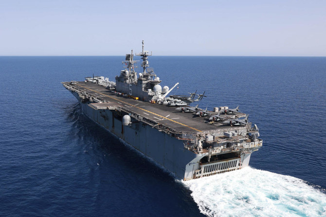 2023年8月8日火曜日、米海軍が公開したこの写真では、水陸両用強襲揚陸艦USSバターンが紅海を航行している。（資料/AP）