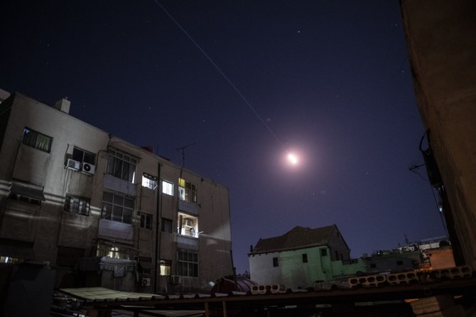 4月、ダマスカス上空で撮影されたシリア防空ロケットの光(AFP=時事)