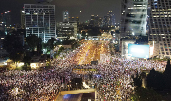 テルアビブで12日に行われた政府の司法改革案に反対するデモの空撮（AFP）