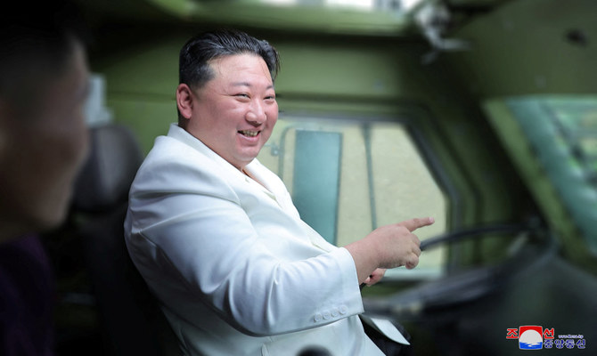 北朝鮮の朝鮮中央通信（KCNA）が2023年8月14日に発表した写真（未公開）で、重要な軍事工場を視察する北朝鮮の金正恩総書記。(ロイター）