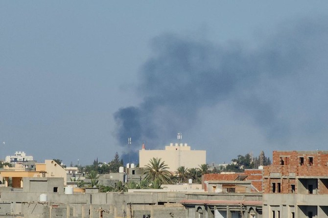 リビアのトリポリを拠点とする国民統合政府（GNU）に所属する武装グループ間の衝突で煙が立ち込める（AFP＝時事）