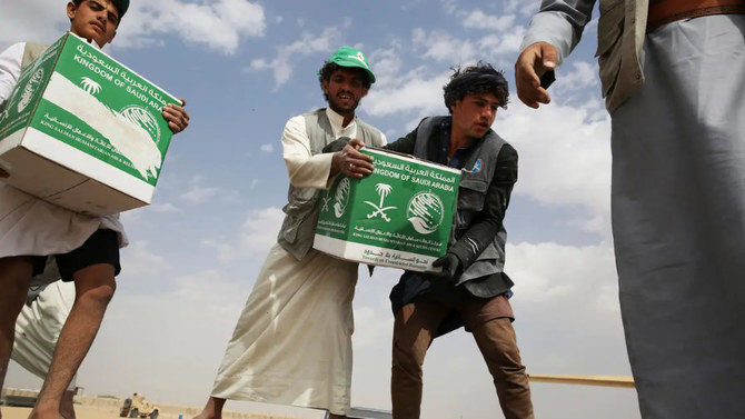 イエメンのマアリブで、サウジ軍によってイエメンに運び込まれた援助物資を降ろす救援隊員。(AP/ファイル)