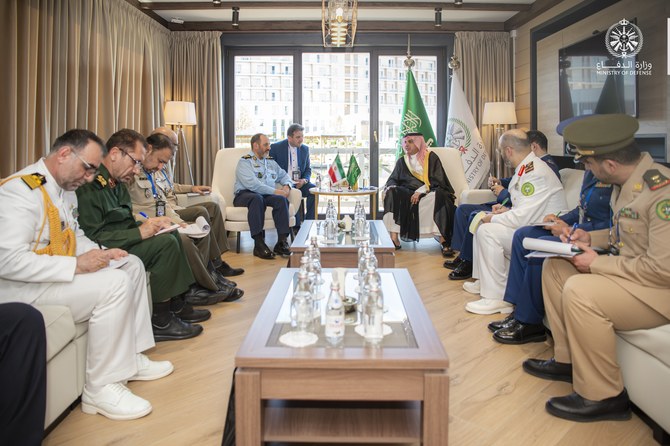 サウジ国防省ツイッターアカウントに投稿された写真より、サウジ高官タラル・アルオタイビ氏がイランの安全保障高官と会談している様子。(Twitter:@modgovksa)