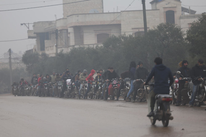 ガソリンを求めて並ぶ人々。シリア。（ファイル/AP）