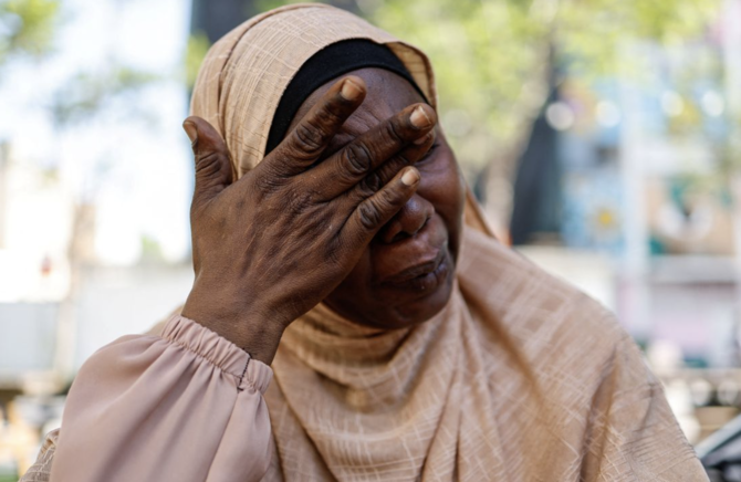 涙を流すダルフール出身の亡命希望者で工場労働者のスアド・フィサさん（40歳）。70万人近くの難民や亡命希望者が近隣諸国への避難を余儀なくされている。（ロイター / ファイル写真）