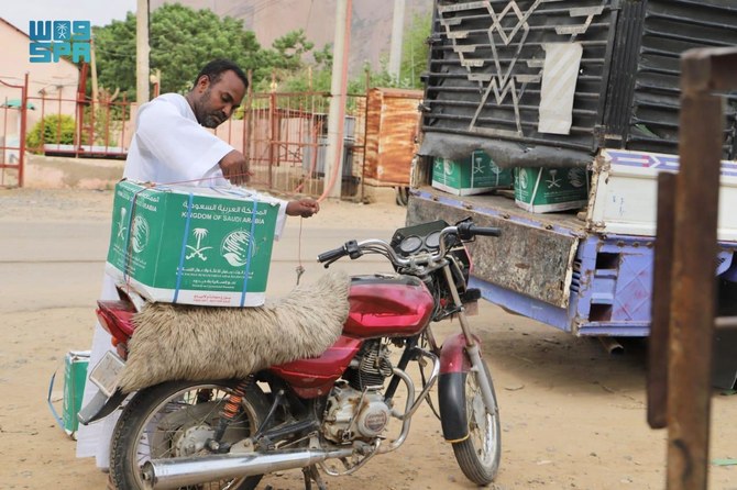 スーダンのハルツームでは、2,600人以上が16トンの食料品パックを受け取った。（国営サウジ通信）
