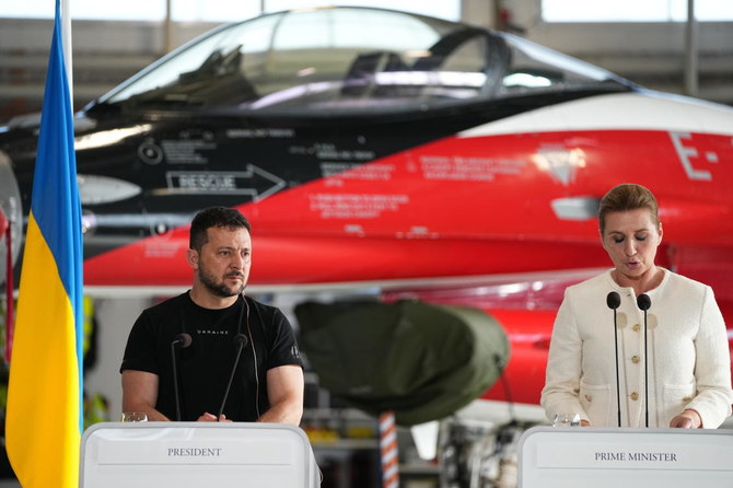 2023年8月20日日曜日、デンマークのヴォイエンスにあるスクリッドストラップ空軍基地で記者会見するウクライナのヴォロディミル・ゼレンスキー大統領（左）とデンマークのメッテ・フレデリクセン首相。(Mads Claus Rasmussen/Ritzau Scanpix via AP)