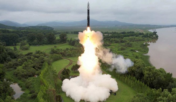 北朝鮮の朝鮮中央通信が2023年7月13日に発表した画像で、北朝鮮の非公開の場所から発射された大陸間弾道ミサイル「華星18」。(ロイター)