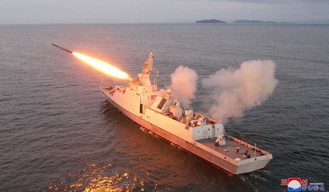 北朝鮮の朝鮮中央通信（KCNA）が2023年8月21日に発表した日付未定の写真は、北朝鮮の金正恩総書記（右）が、朝鮮人民軍の海軍部隊の一部である東海艦隊第2水上艦艇隊の警備艦から発射される戦略巡航ミサイルを、沖合の非公開の場所で見ている。(AFP＝時事）