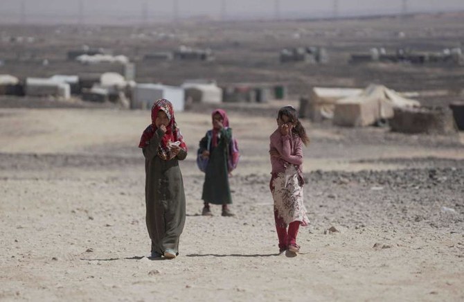イエメンのマアリブの国内避難民キャンプで過ごす少女たち、2021年11月3日。（『ロイター通信』）