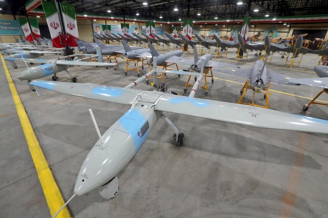イラン国内の非公開の場所で行われた式典の際に展示された軍の無人航空機（UAVまたはドローン）。同軍事務所が2023年4月19日に公開した資料写真。（AFP）
