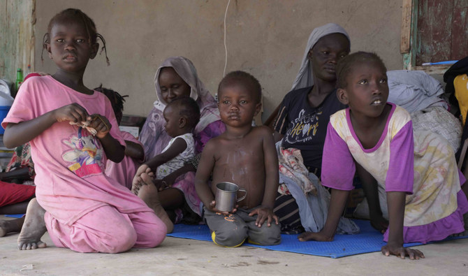 ハサヒサ中学校で暮らすスーダンの国内避難民たち。2023年7月10日。この学校は戦禍のスーダンで暴力から逃れてきた人々のための避難所として使用されている。（AFP/ファイル）