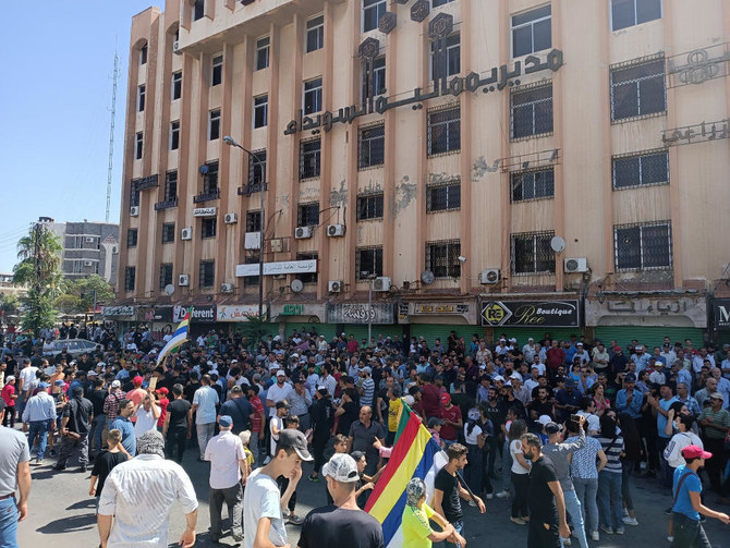 シリア南部スウェイダ県のアル・サイル広場で、燃料価格値上げに関するシリア政府の最新の決定に抗議する住民。（ロイター）
