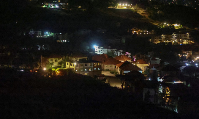 空軍ヘリが墜落した地域に近いチバニヤの住宅。2023年8月23日、レバノンのハンマナから撮影。（ロイター）