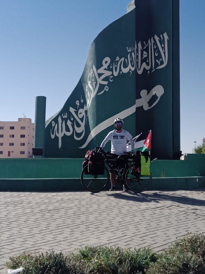 サウジアラビア滞在中のアル・カザザさん。（提供）