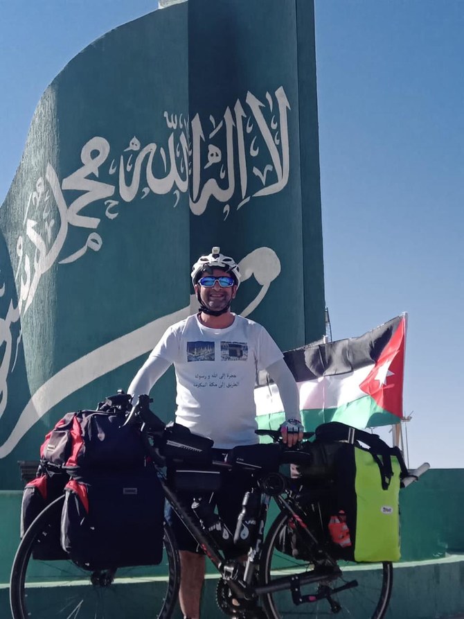 アラブ湾岸諸国に愛のメッセージを広め、観光を促進するために7月に自転車旅行に出たヨルダンの世界旅行家イッサ・アル・カザザさんが、サウジアラビアの旅を経てカタールに到着した。（提供）
