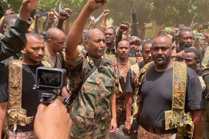 スーダン国軍の拠点を訪問し兵士たちと共に歓声を上げる、国軍トップのアブドゥルファッターフ・アル・ブルハン将軍。2023年5月、ハルツーム。（ファイル/AFP）