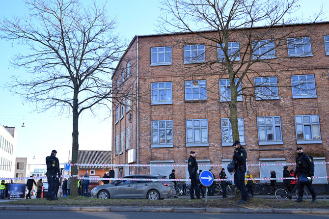 極右政治家のラスムス・パルダン氏がそこでコーランを燃やすと予告したモスクの前を警備するデンマーク警察。2023年1月27日、コペンハーゲン。（AFP/ファイル写真）
