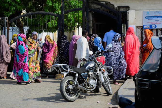 スーダンのハルツームでは、スーダン人の家族が病院の外で待つ一方、医者や医療スタッフは給料遅配に抗議してストライキをする。（資料/ロイター）