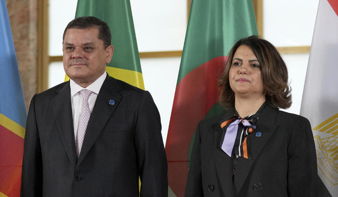 リビアのアブドル・ハミド・ドベイバ首相(左)とナジラ・マングーシュ外相。(AP)