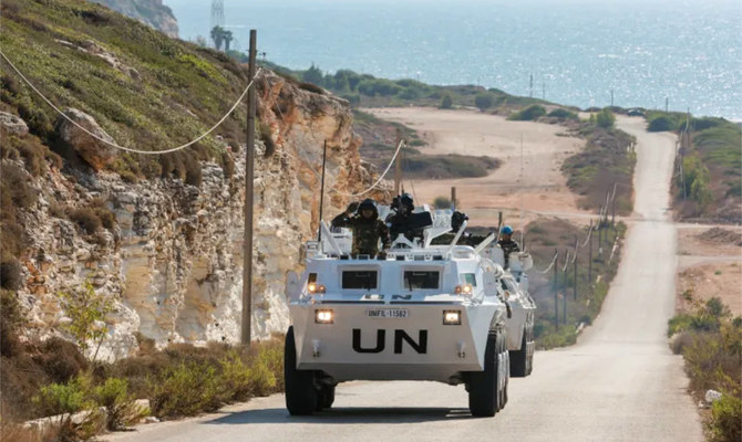 レバノン南部のイスラエル国境付近に位置するナコウラを走る国連平和維持軍の車両。（ロイター/資料）