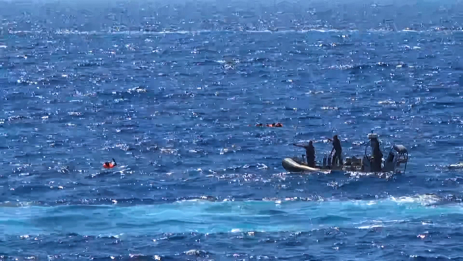 2019年8月20日、難破船から移民を救助したNGO「プロアクティバ・オープン・アームズ（POA）」の船上で何日も身動きが取れず、自暴自棄になりイタリアのランペドゥーザ島近くまで泳ごうと海に身を投げた移民たちを救助するスペインの巡視船。（現地チーム/AFP）