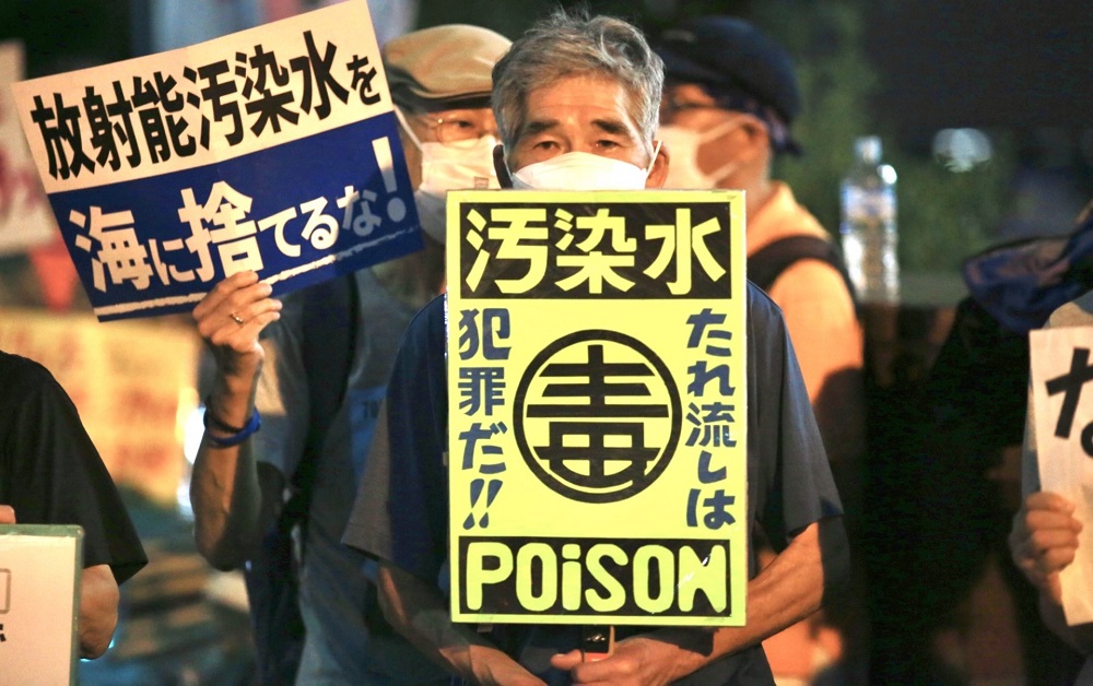 数百人のデモ隊が金曜日、首相官邸前に集まり、福島第一原子力発電所の処理水の海洋放出が差し迫っていることに抗議した。(ANJ/Pierre Boutier)