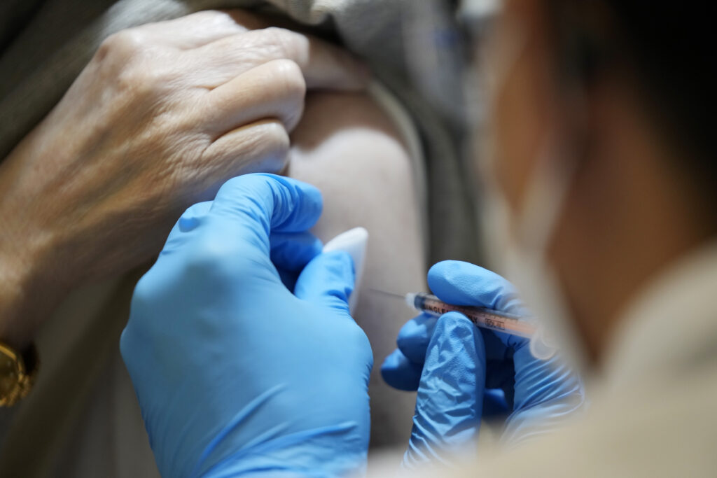 ＸＢＢ対応のワクチンについて、米ファイザー社は生後６カ月以上、米モデルナ社は６歳以上を対象にそれぞれ厚労省に承認申請している。(AFP)