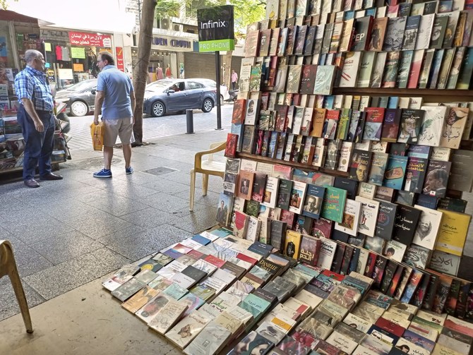 ベイルートのハムラ通りの歩道には新聞や本を売る露店が5つある。何十年も前からこの歴史的な商業街路を特徴づけてきた一連の同様の店の中で残っているのはこれらだけだ。(提供写真)